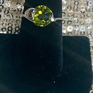 🌸SAKS green stone, heart accent ring🌸